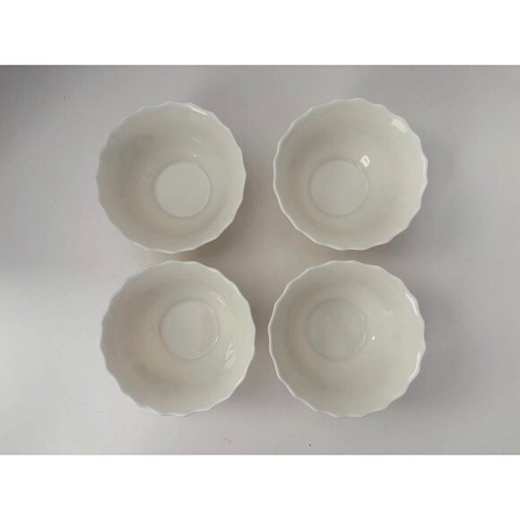 Set Of 4 Arcopal Scalloped Edge Swirl Milk Glass Soup/Salad/Dessert/Bowls 5” - Picture 3 of 6